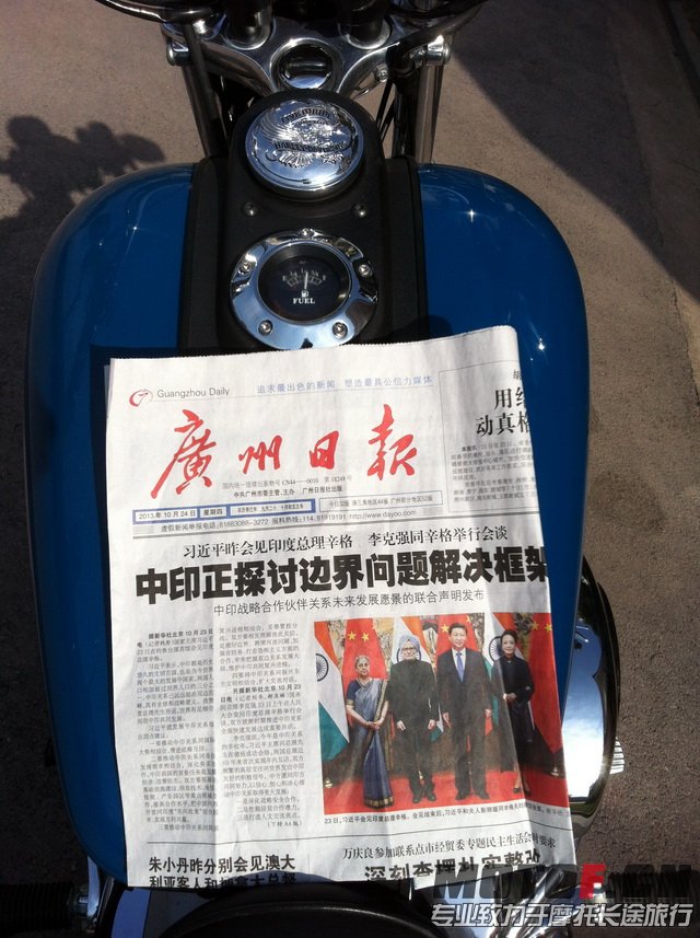 报纸和车，