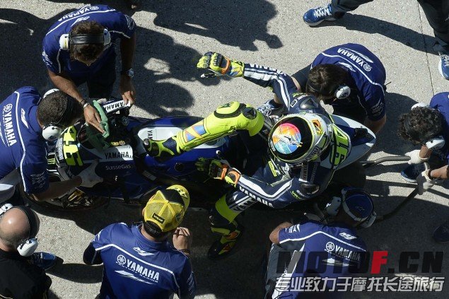 Valentino-Rossi-Misano-Helmet-wish-you-were-here-01-635x423.jpg