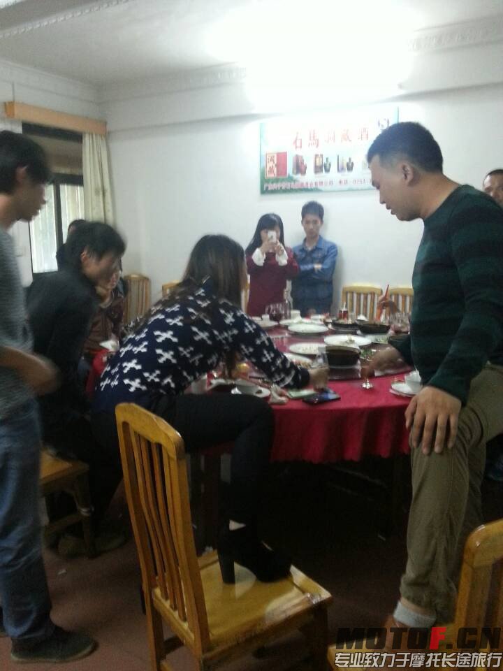 女汉子要和主任大人大干三杯