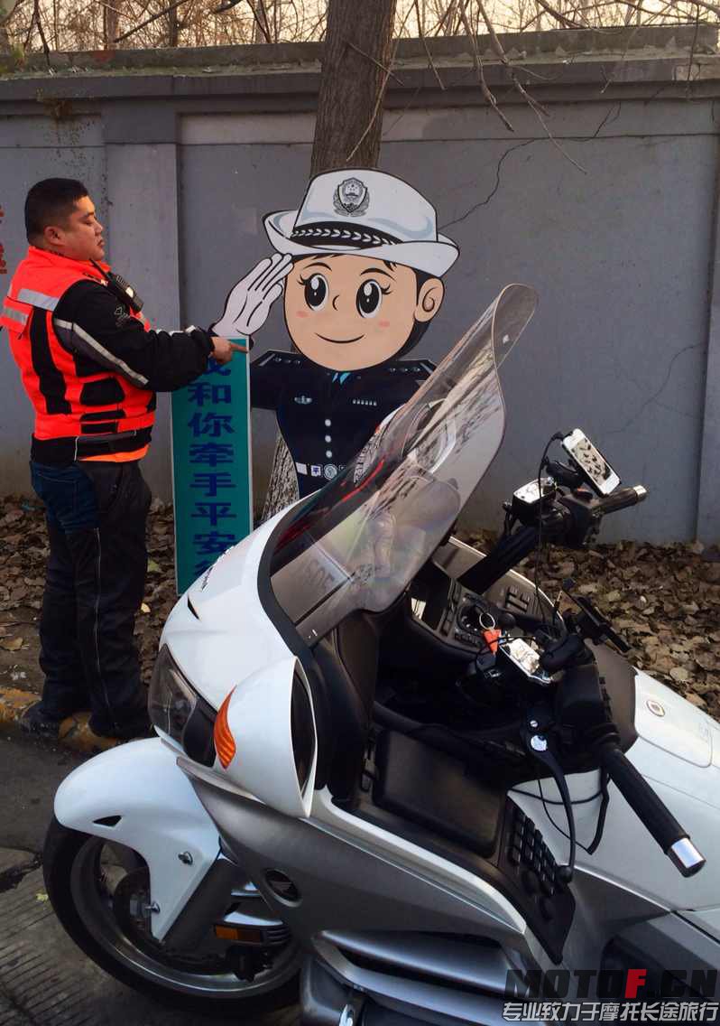 路遇女警.jpg