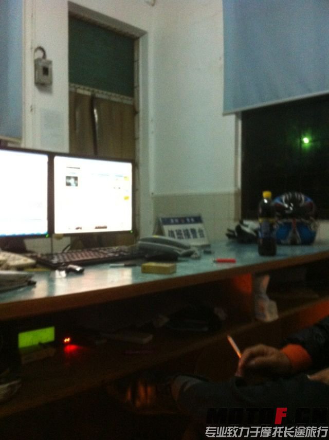 坐着坐着睡觉了.jpg