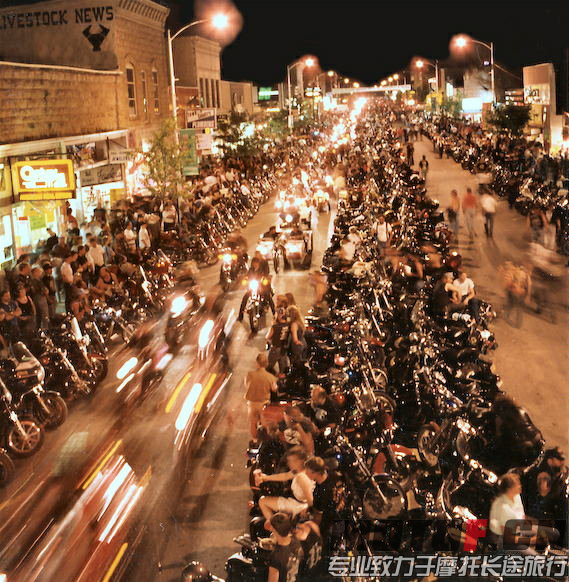 2008_Sturgis_Motorcycle_Rally,_street_at_night_看图王.jpg