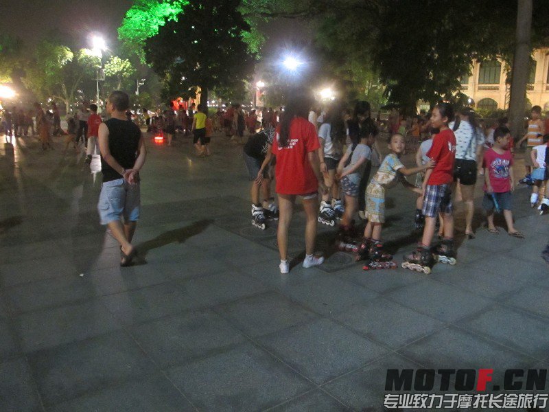 哈哈……我到还剑湖的广场