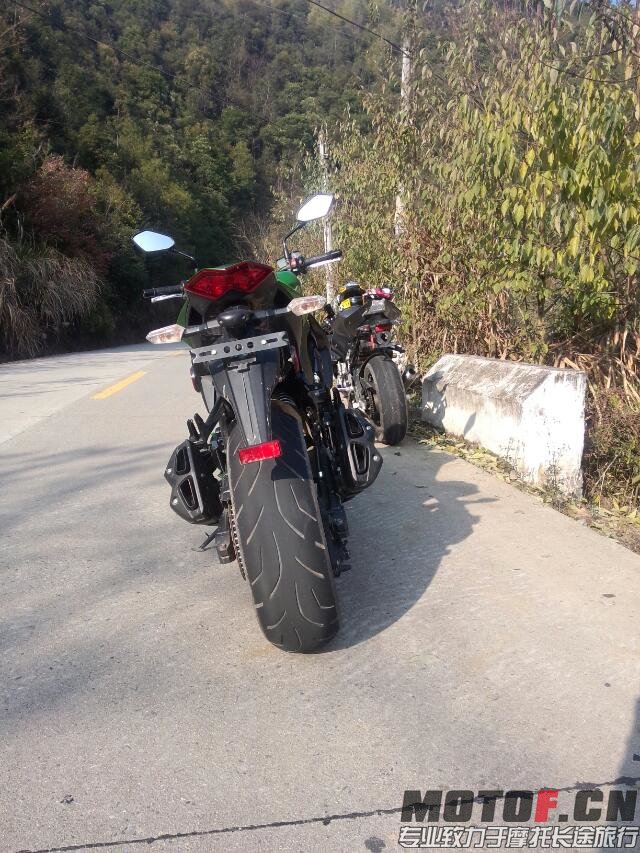 路不是沥青的，水泥路面还是不太安全