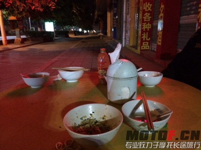 凌晨5点吃完早餐然后等车....
