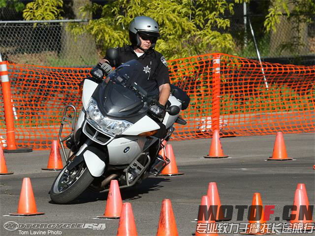 Motorcycle-Police-Skills-1_看图王.jpg