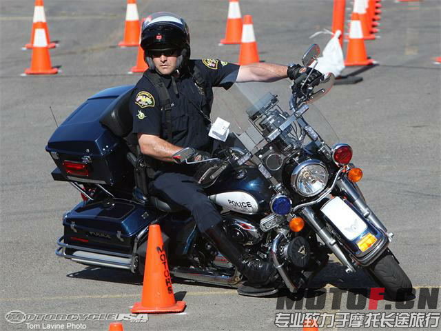 Motorcycle-Police-Skills-17_看图王.jpg