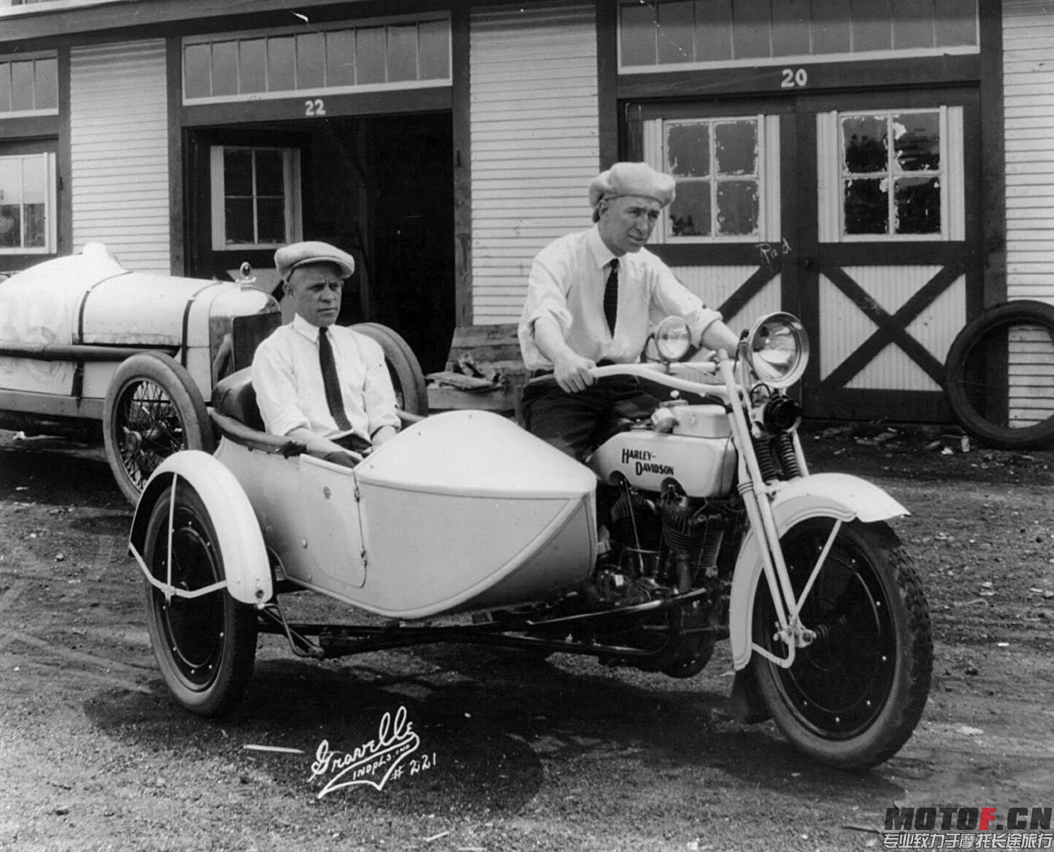 1922年搭载了F头发动机的哈雷摩托车.jpg