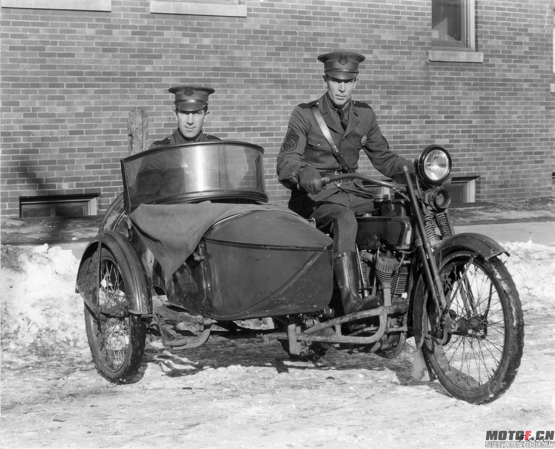 哈雷1924年生产的警用摩托车搭载了扁头发动机.jpg