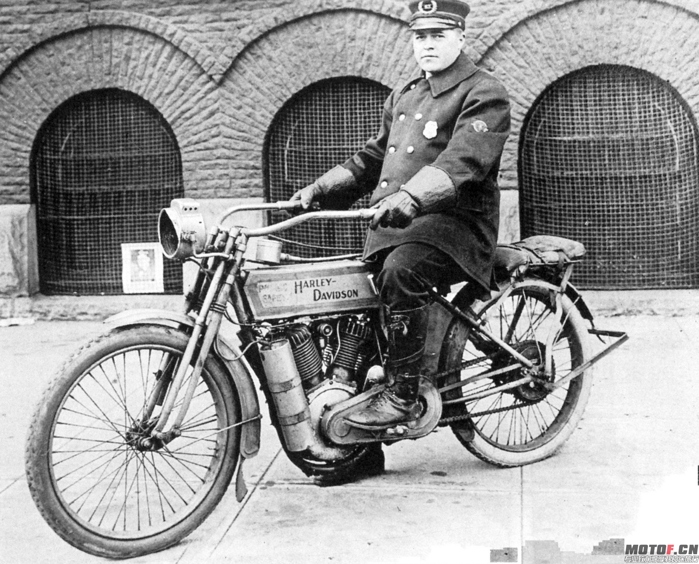 1911年生产的哈雷摩托车已经装配了V型双缸发动机.jpg