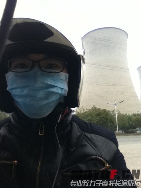本来想带个全盔的，但没有车友一起，也放不进车里怕被偷了。