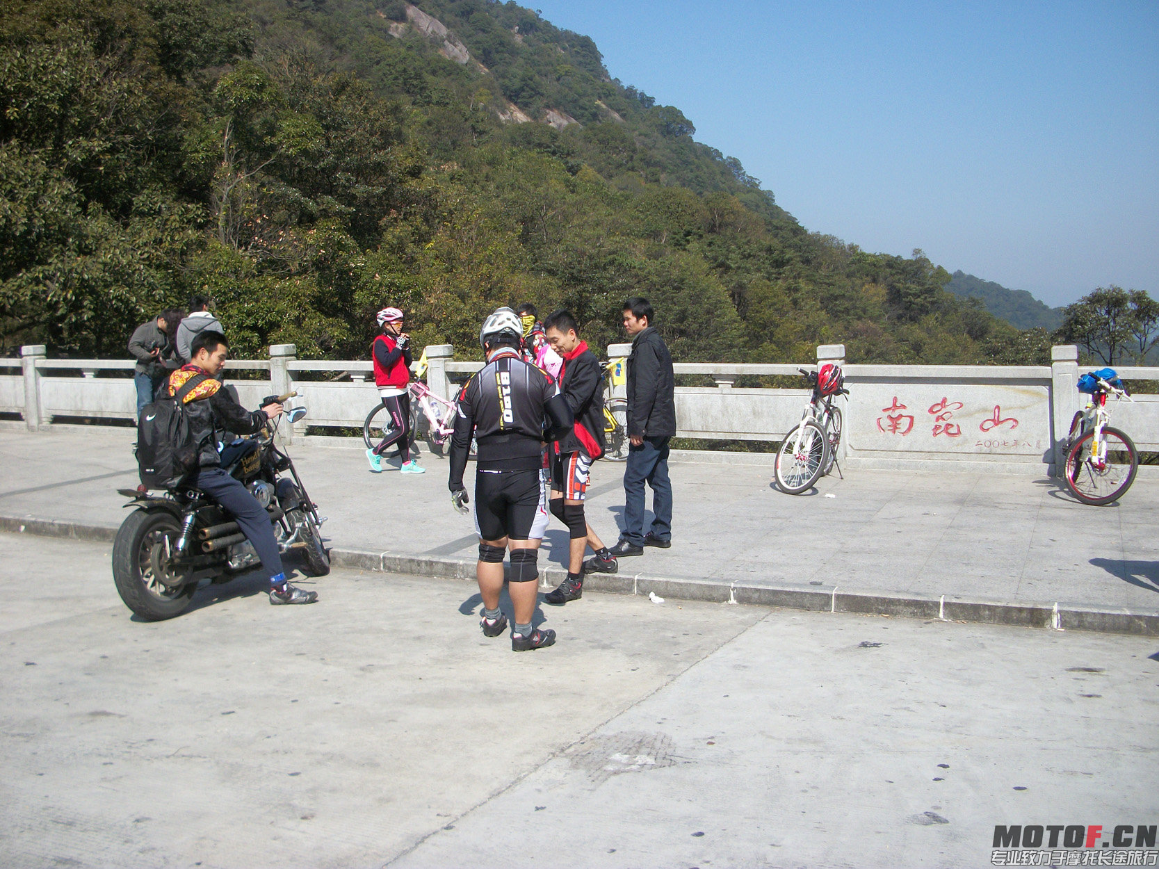 谁认识坐在车上的是谁