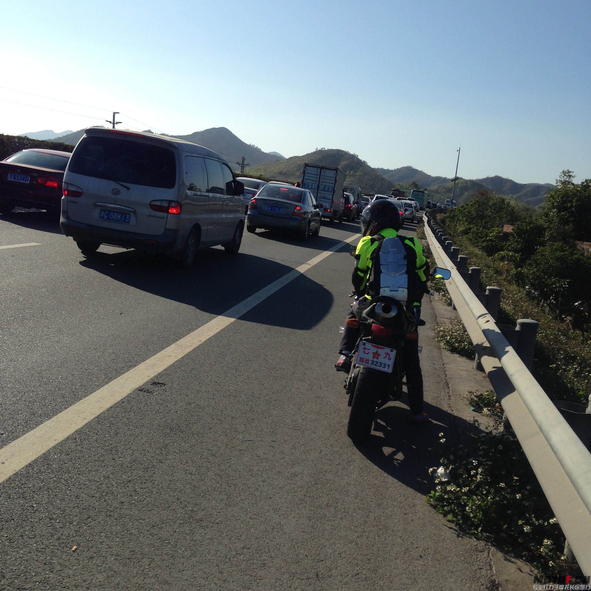 后门服务区塞车20多公里，感觉鸭梨山大，除外，周边不时传来快闪门卡擦的声音，靠，我们成为焦点了，除外， ...