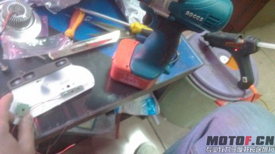 发现螺丝固定孔有点对不上，必须重新开孔了。- -！