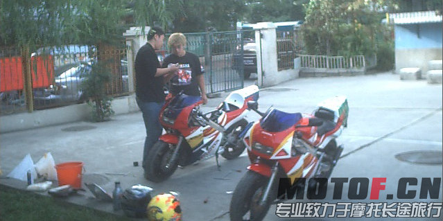 和李鹏宇修车2.jpg