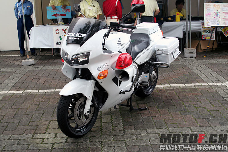 800px-Japanese_HONDA_VFR800P_police_motorcycle.jpg