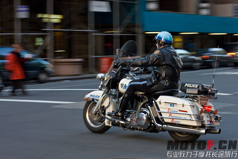 800px-Police_Motorcycle_motion_blur_in_Manhattan_NYC.jpg