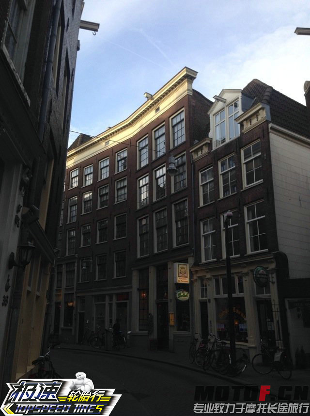 psbCA4N897U_1.jpg