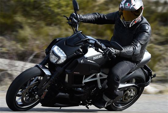 15_Ducati_Diavel_FR_2_2345看图王.jpg