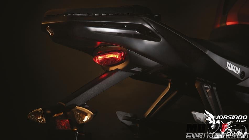 2014-Yamaha-MT125-EU-Anodized-Red-Detail-016.jpg