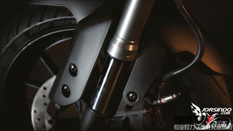 2014-Yamaha-MT125-EU-Anodized-Red-Detail-013.jpg