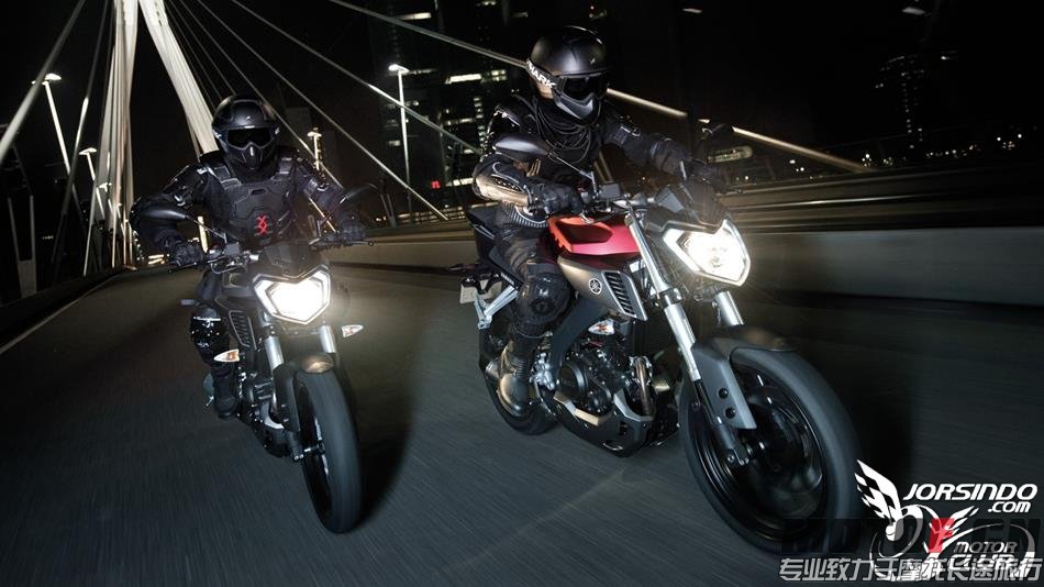 2014-Yamaha-MT125-EU-Anodized-Red-Action-006.jpg