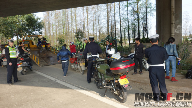 交警未穿反光衣.jpg