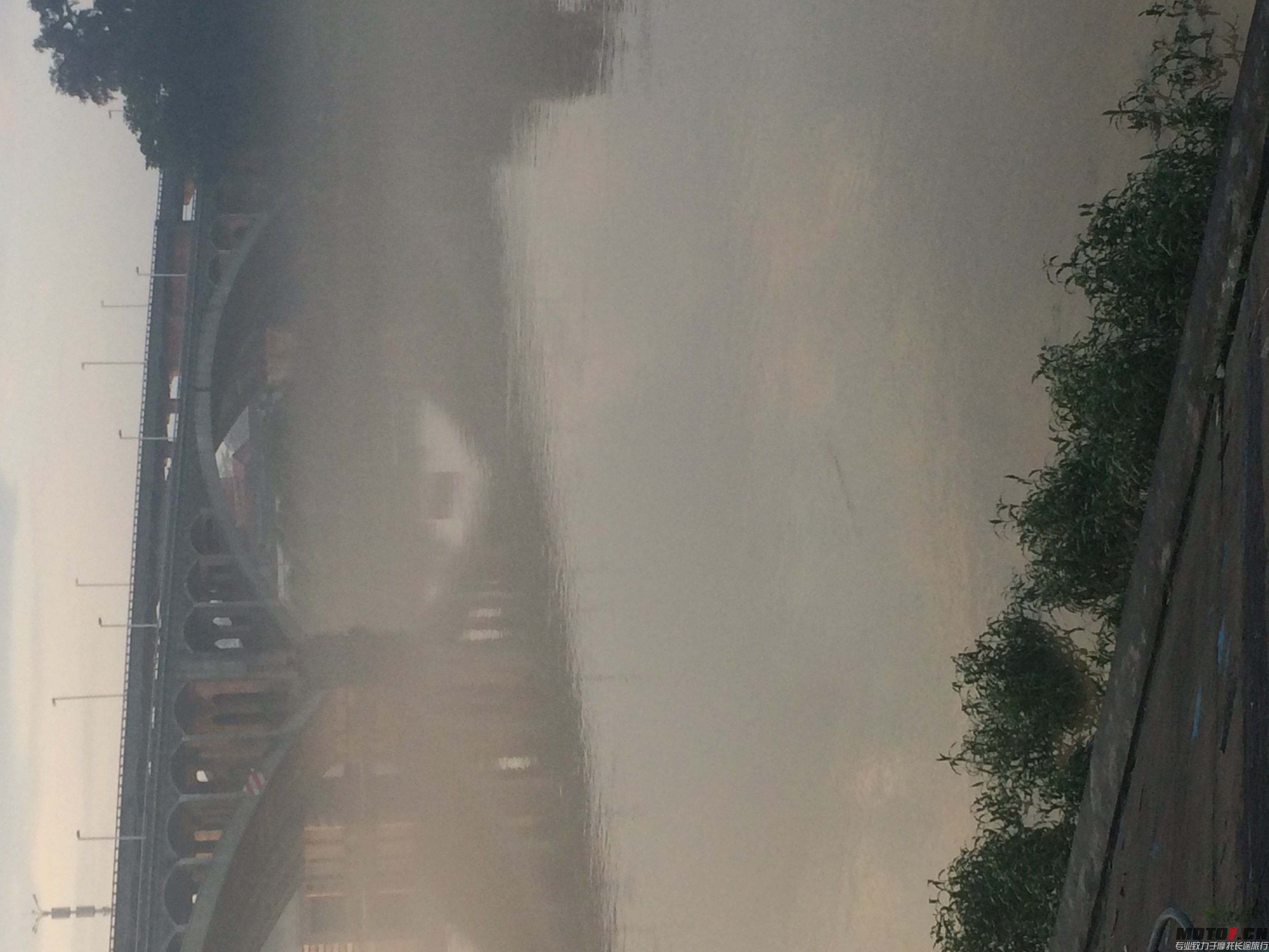 河边的早晨 