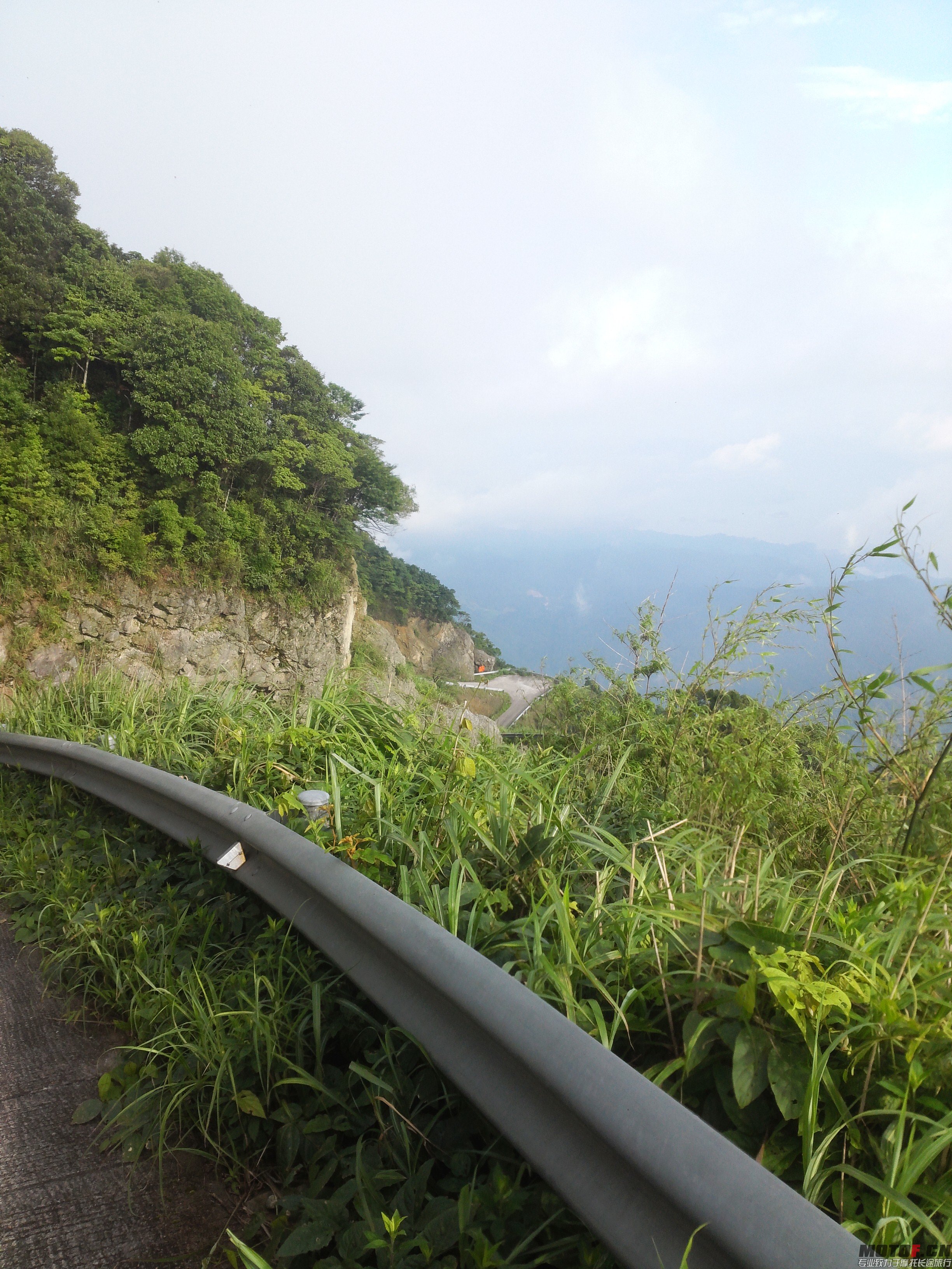 到达山顶咯 大门锁住了进不去
