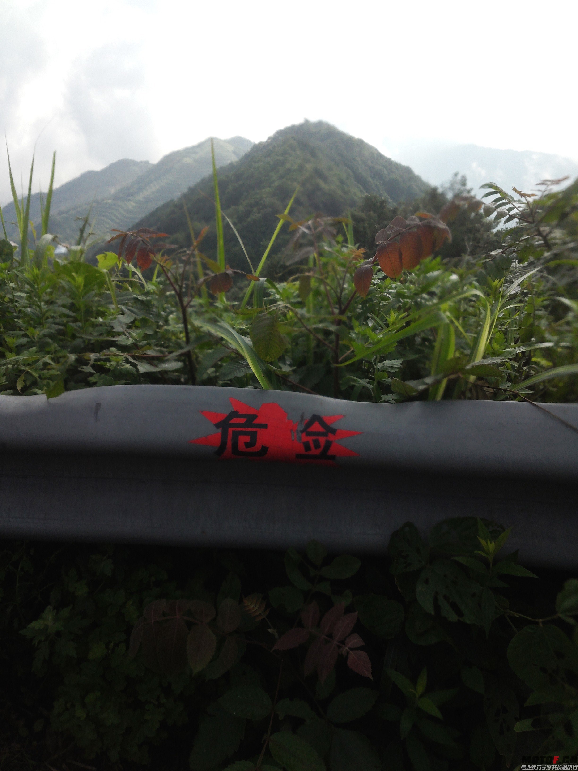 到达山顶咯 大门锁住了进不去