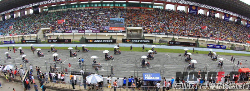 6月15日泛珠三角超级赛车节夏季赛-ZIC超级摩托车赛 发车前，观众席全爆满.jpg