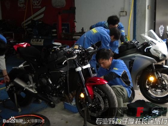 第一步: 新车到步，**车队维修团队准备就绪，把所有非赛道用的原厂部件全部拆除 。