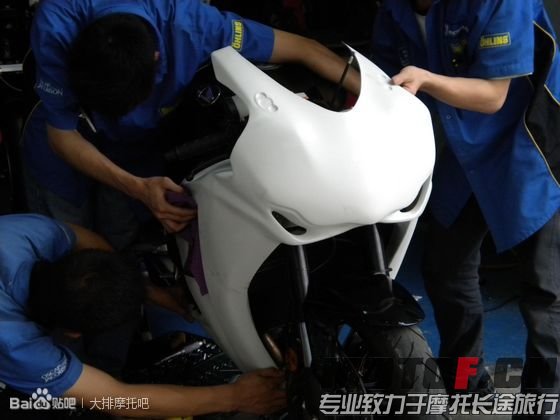 赛车包围由玻璃纤维做成，容易修补；底部包围完全密封，减少意外发生时漏油漏水，以造成赛道/路面影响；拆 ...