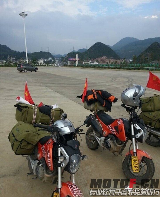 2大在广场.jpeg