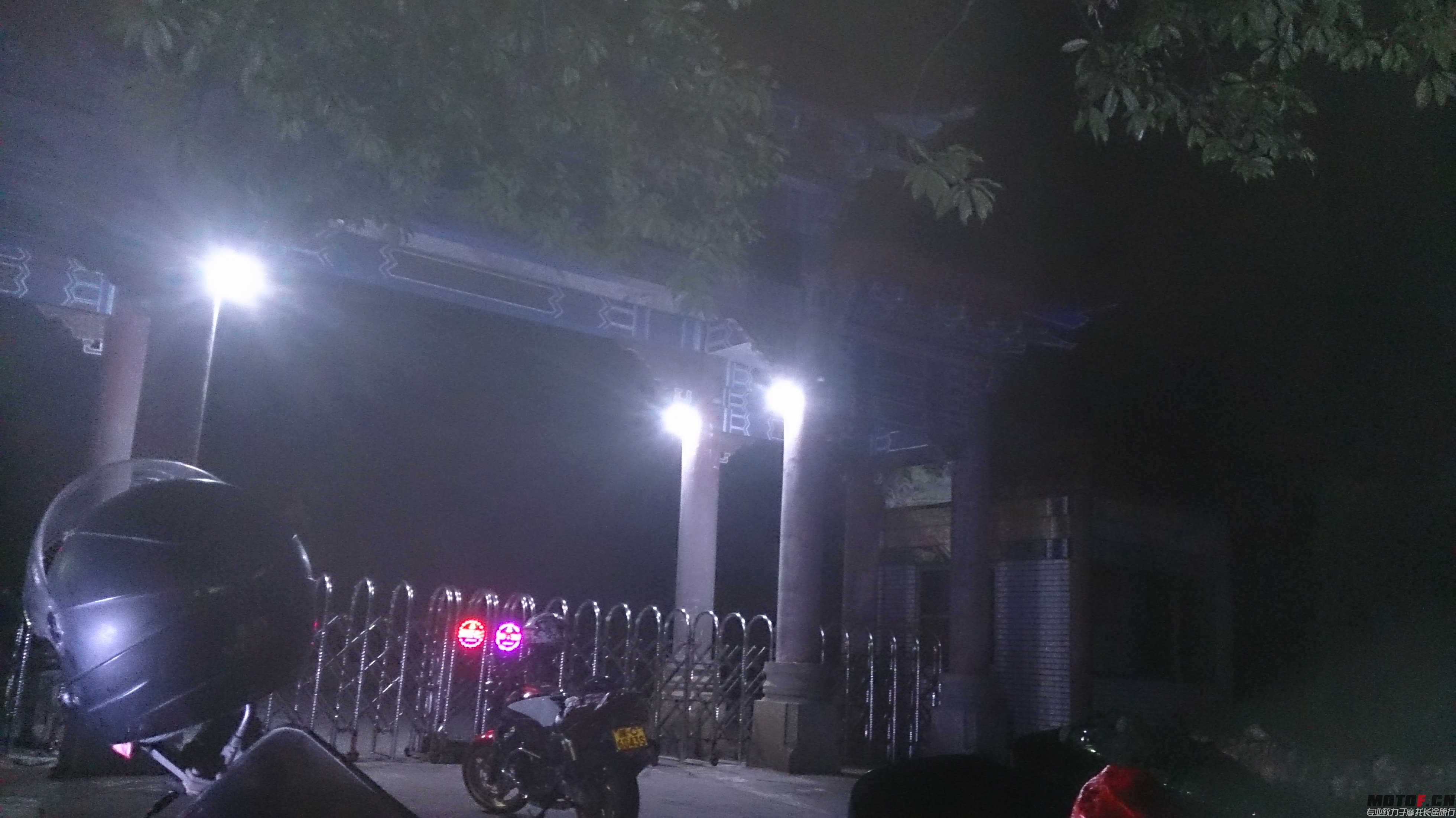 在阳山县吃喝玩乐完到第一峰门口已经是凌晨一点了