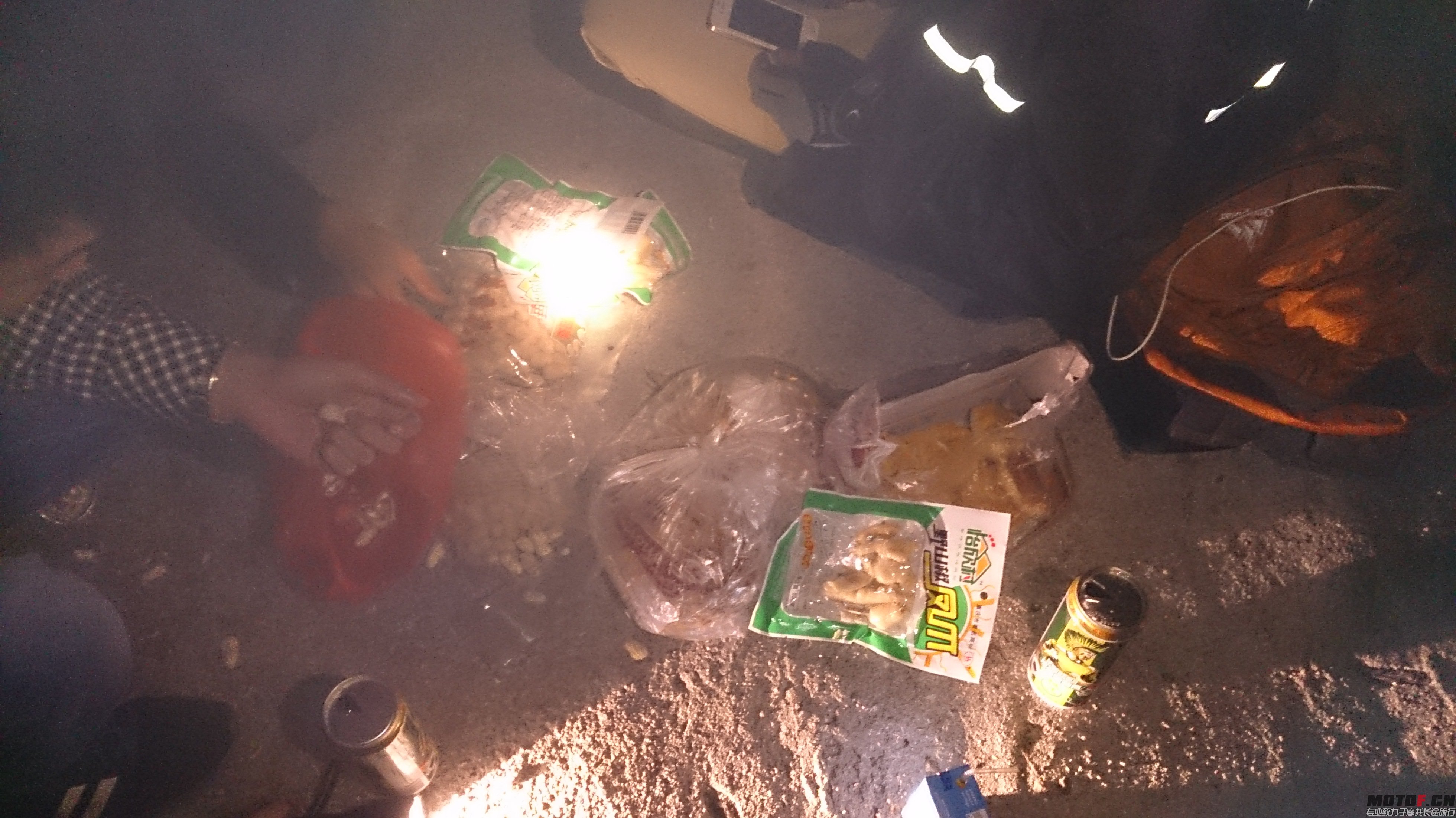 到山顶好冷，找个避风的地方补充补充热量