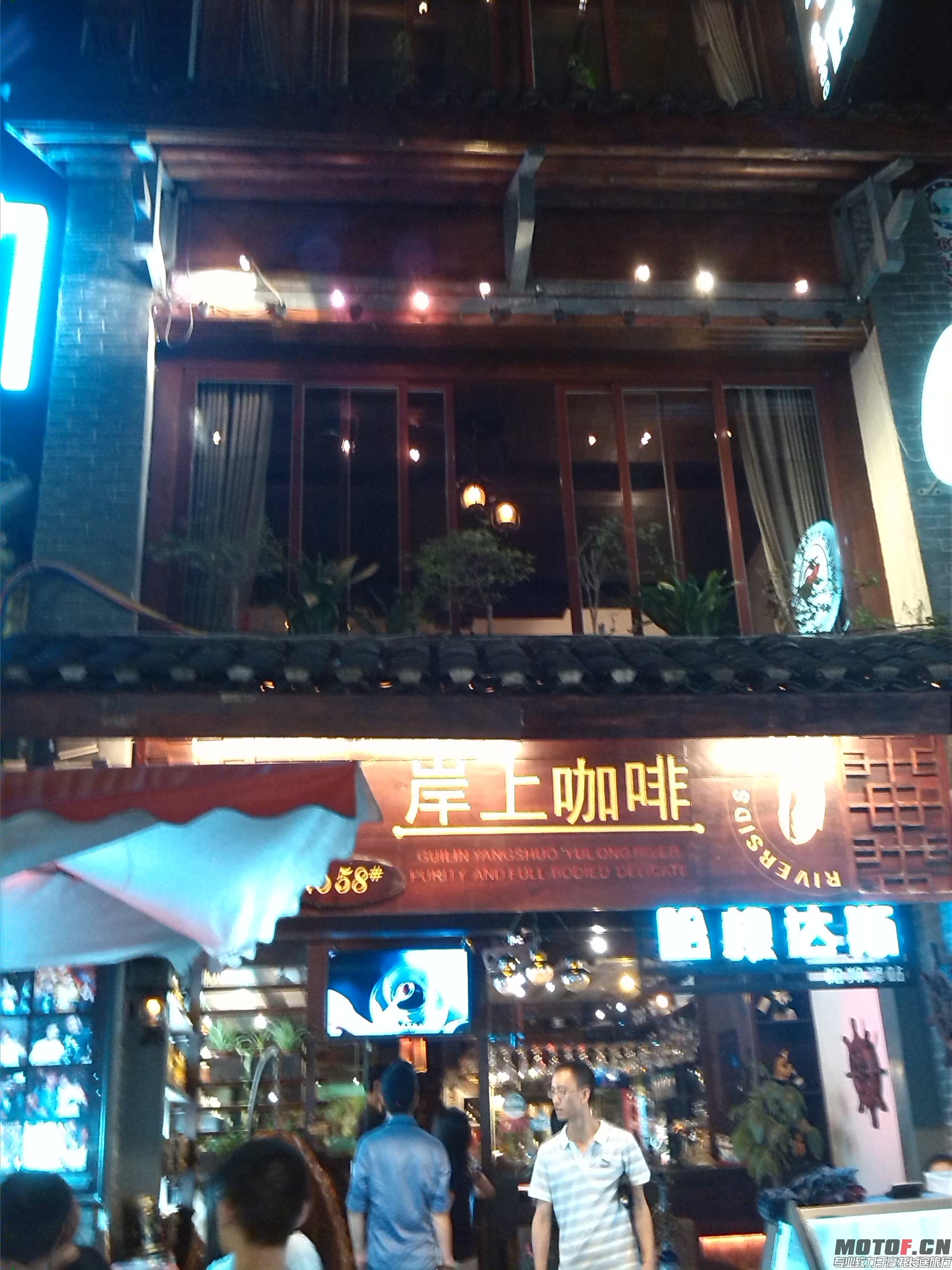 各种特色店铺，装修风格别样。