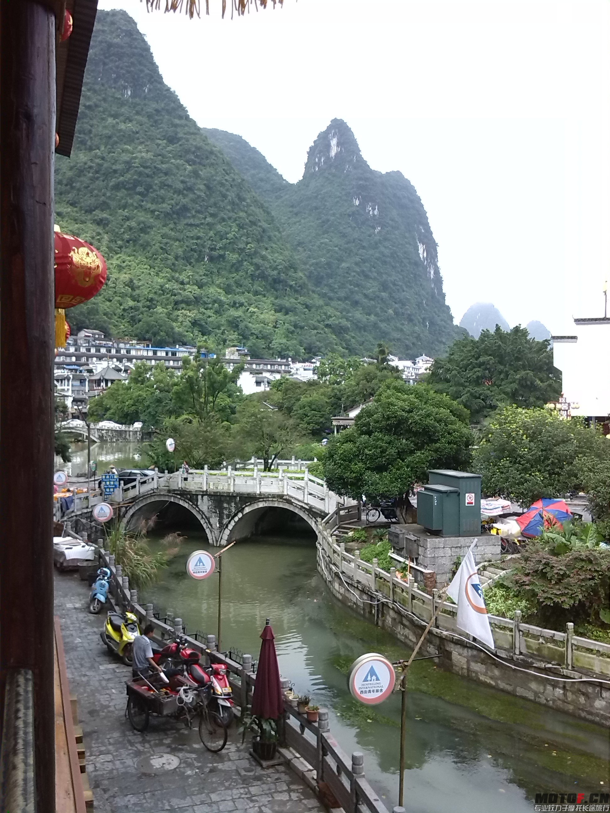 清晨的阳朔，门前的小溪，水是多么清澈