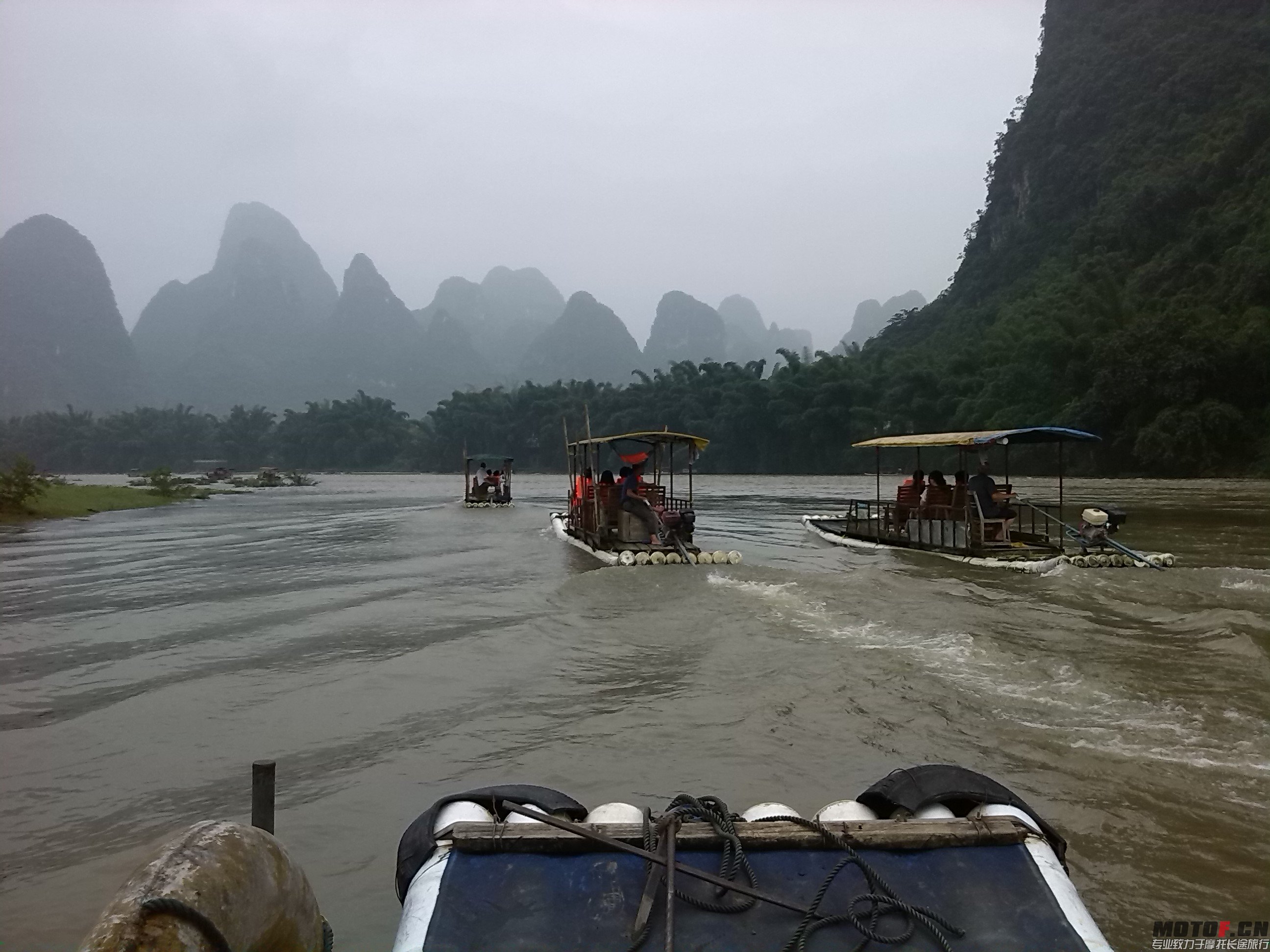 第二日漓江坐竹筏，前两天桂林下大雨，所以江水不是很清澈，大家如果想去坐竹筏千万不要去报团，自己坐车到 ...