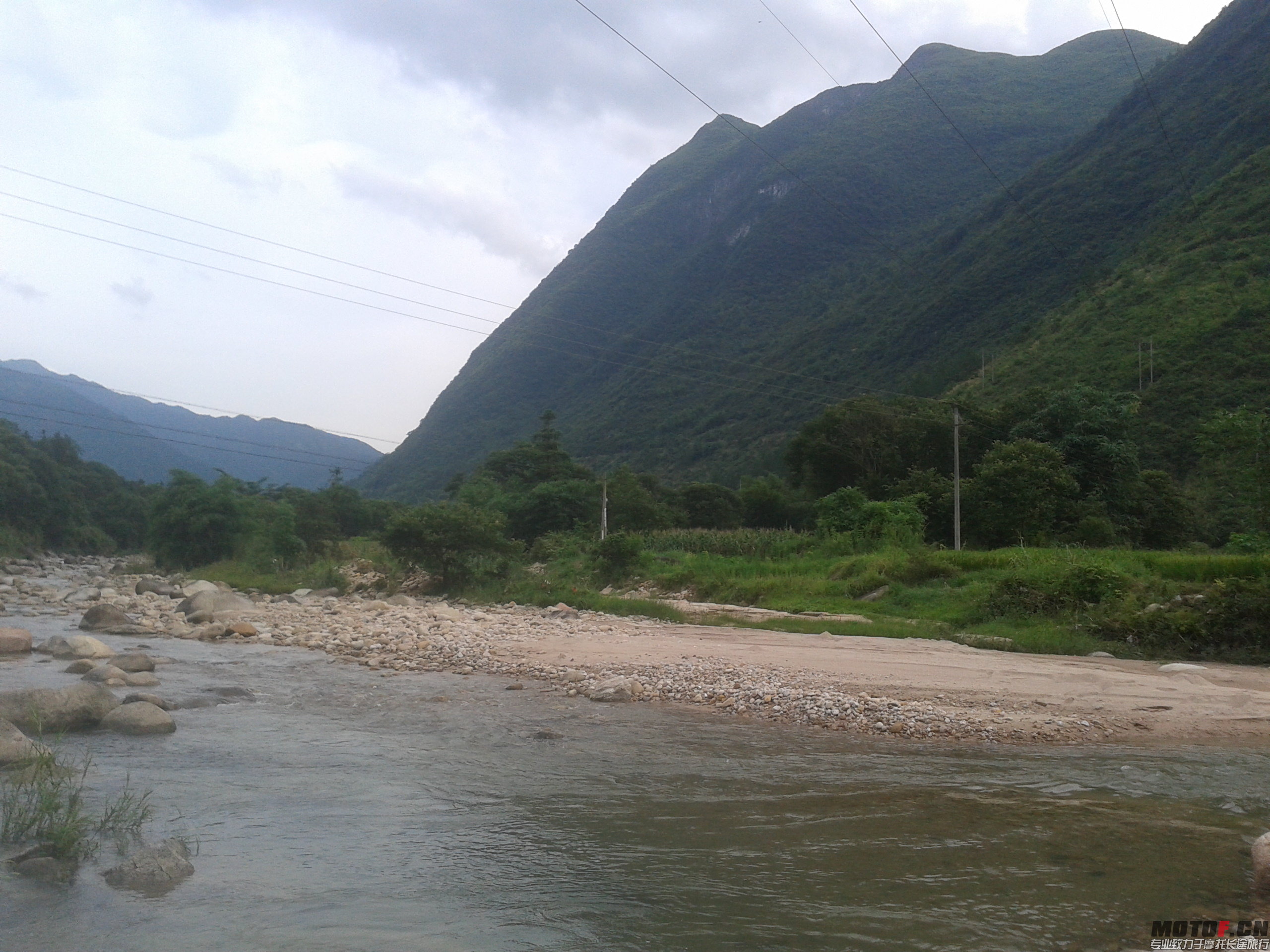 山脚小溪
