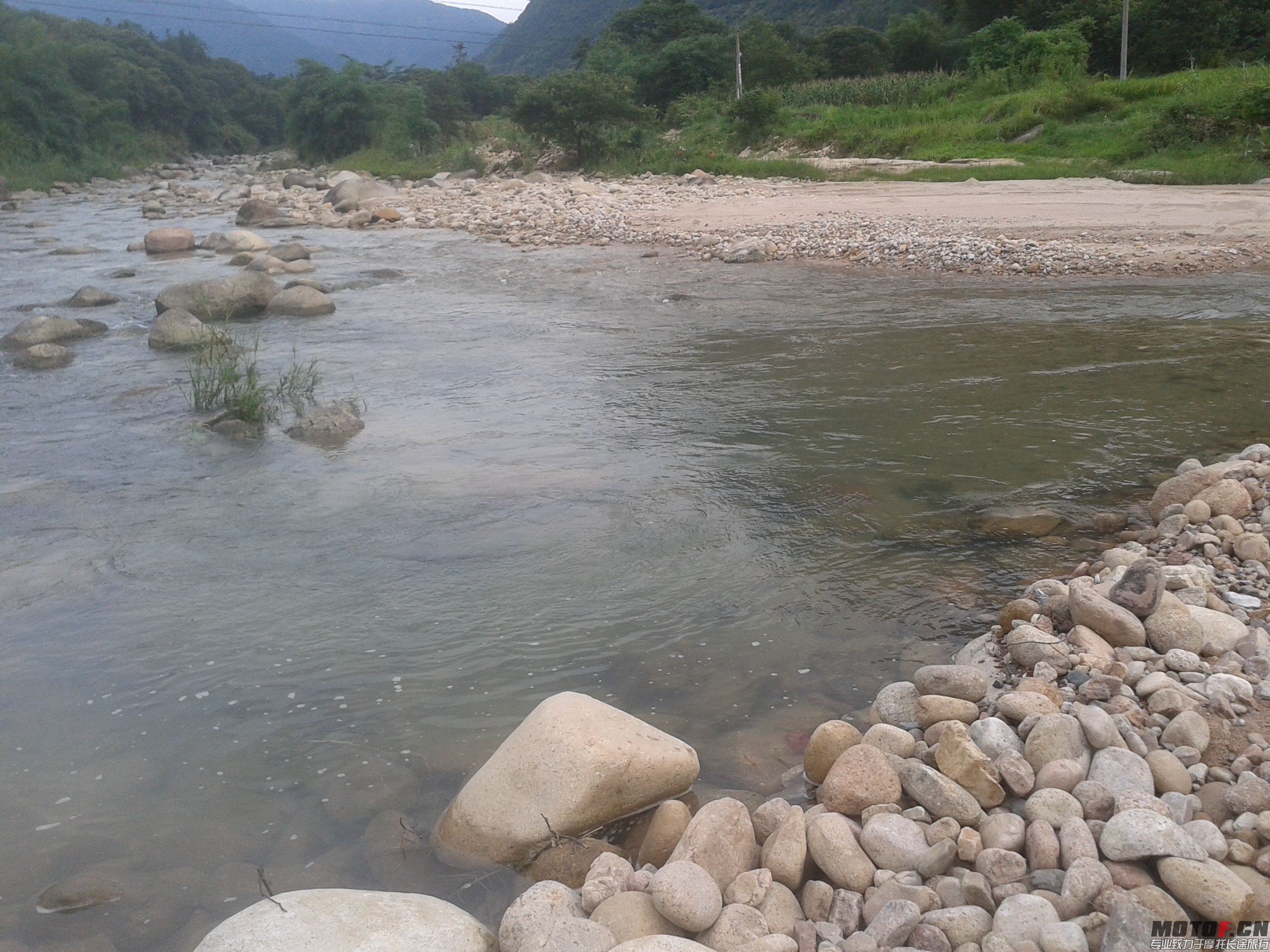山脚小溪