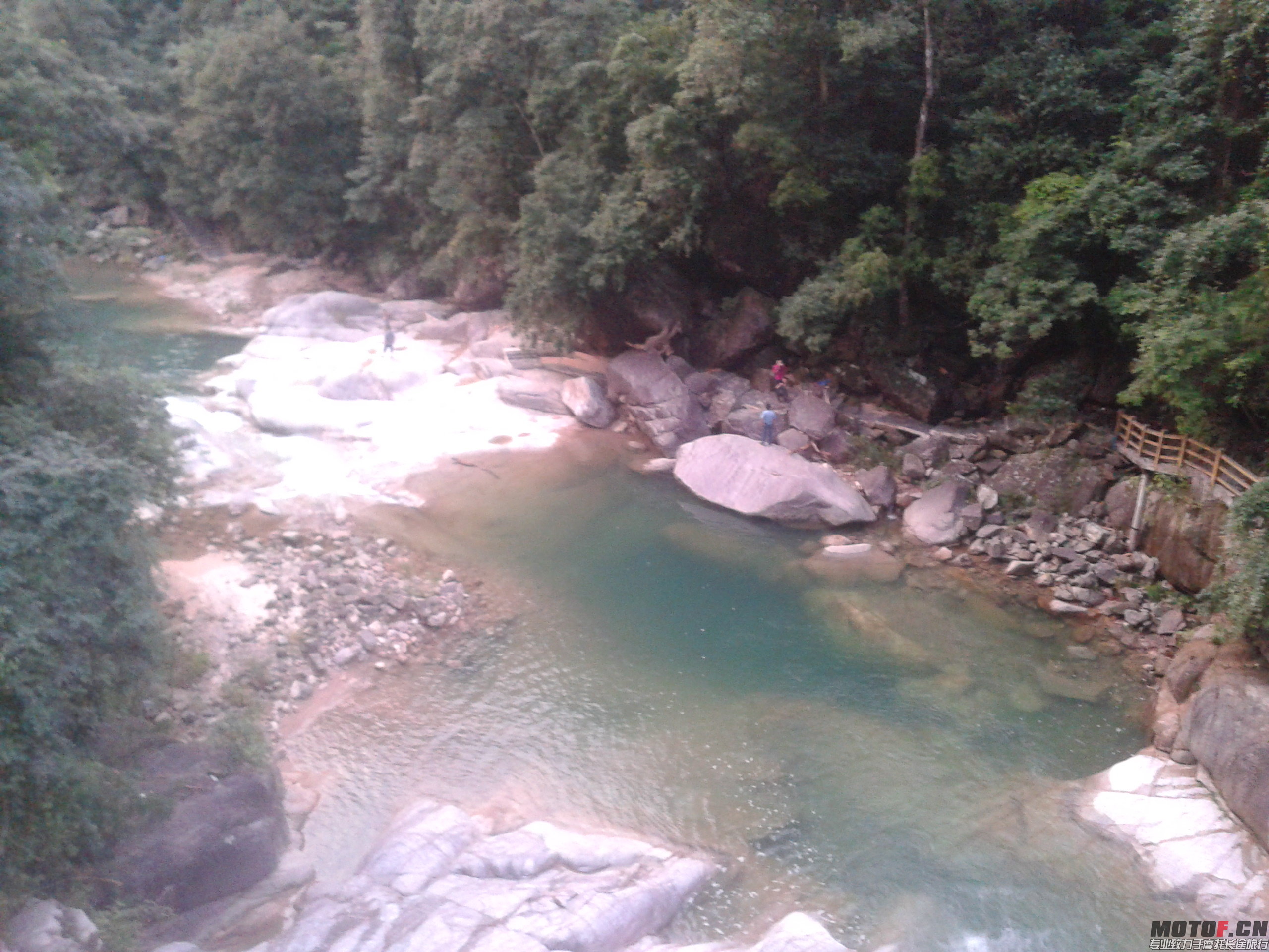 第一峰半山水潭