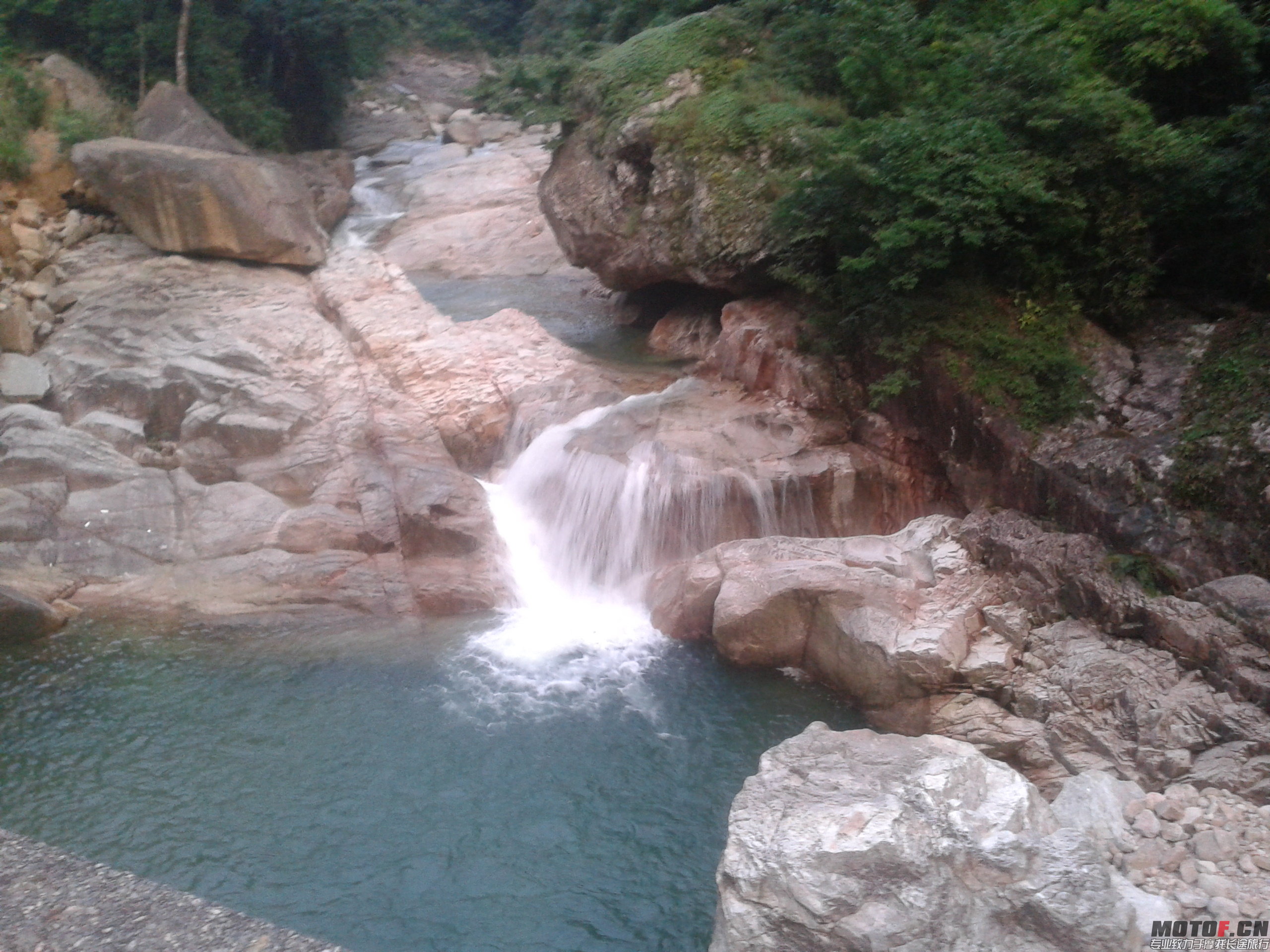 第一峰半山水潭