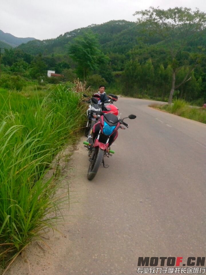 刚过柳城  一段烂路很难走  正在修路 好多大货车