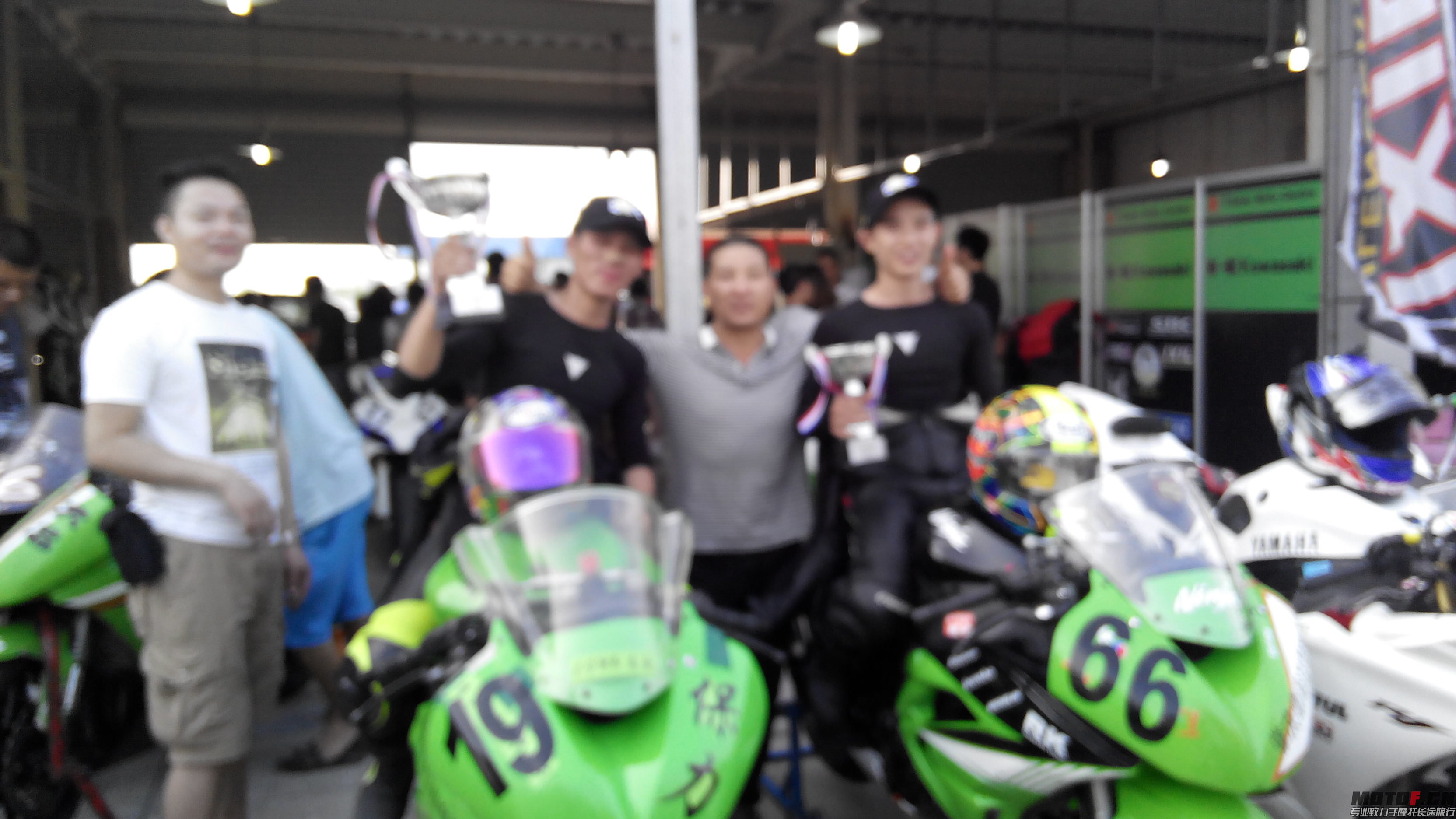 左冠军右亚军，又如左青龙右白虎