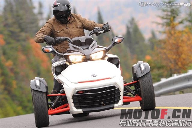 15_CanAm_Spyder_F3_2.jpg