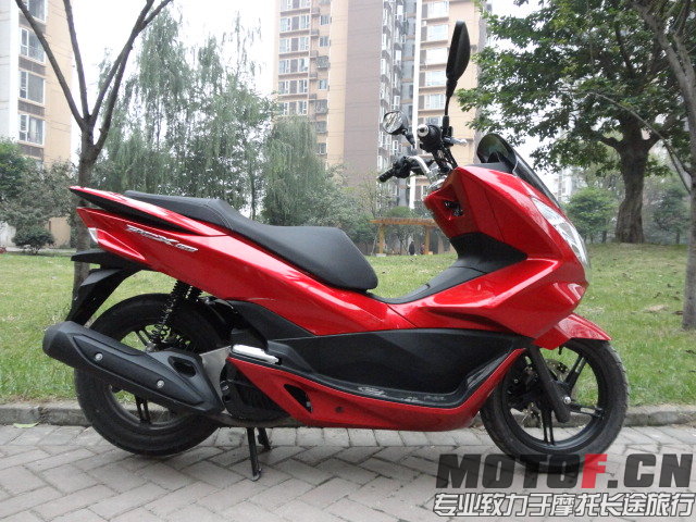 PCX150整体右视图.JPG