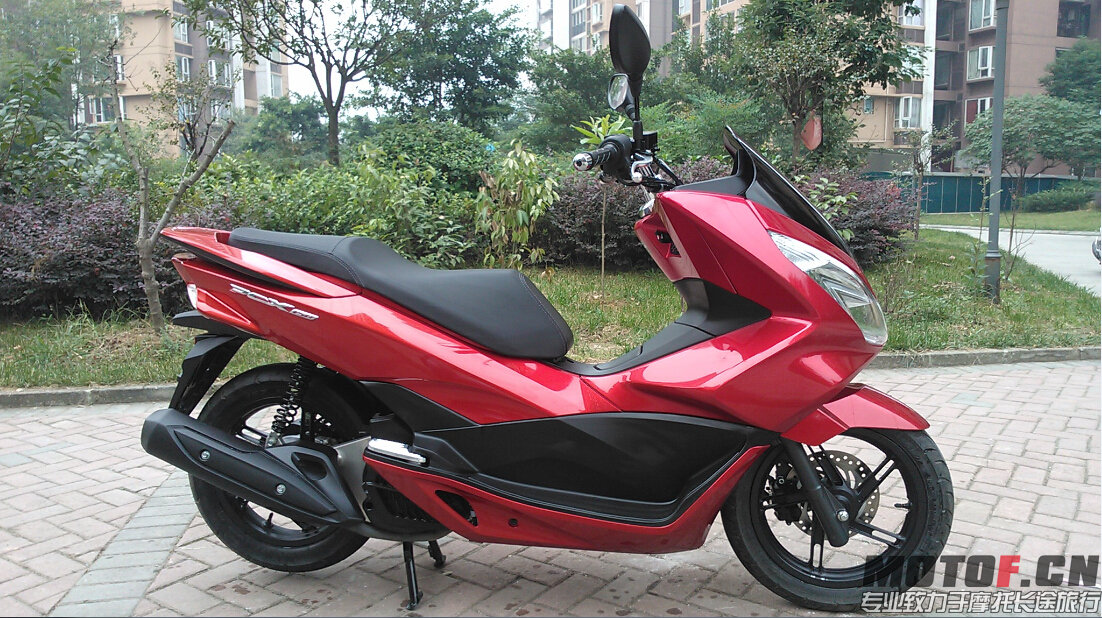 PCX150整体右视图2.jpg