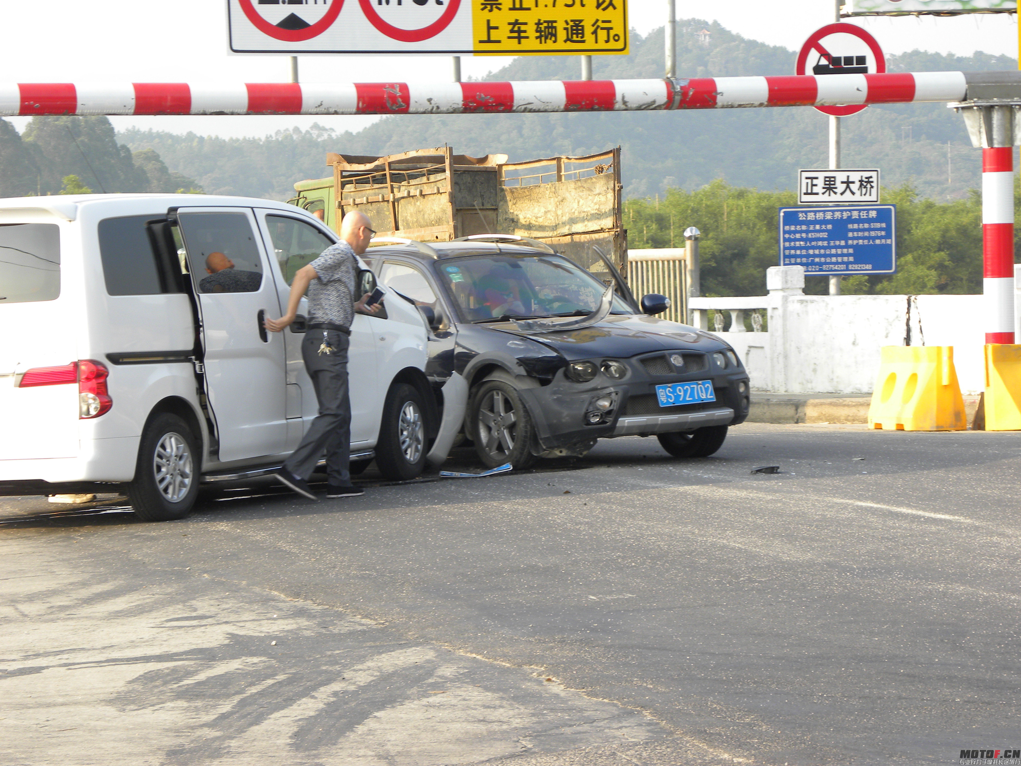 10米距离亲眼 粤A面包好猛 直接撞