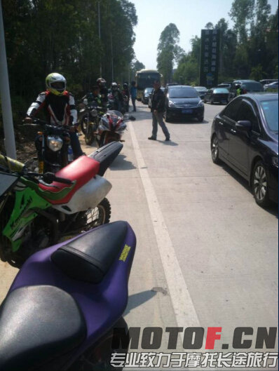 ~UY~FMX)$J~DLDS6177WT2V.jpg